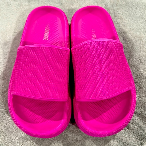💞⭐️💞PINK RUBBER SLIDES💞⭐️💞 - Picture 1 of 5